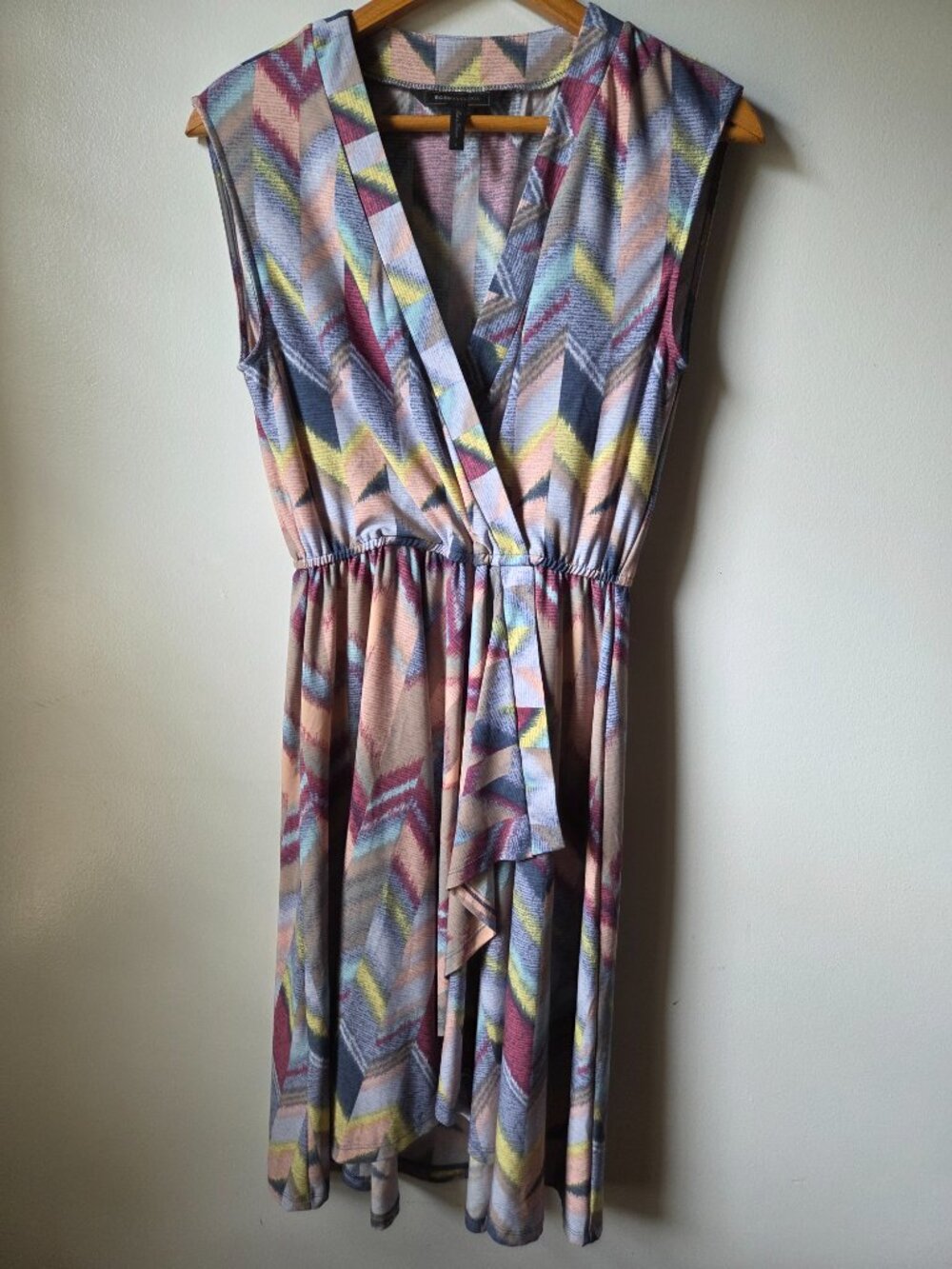 EUC BCBGMAXAZRIA SOFT SLINKY CHEVRON SURPLICE NECK FAUX WRAP DRESS S